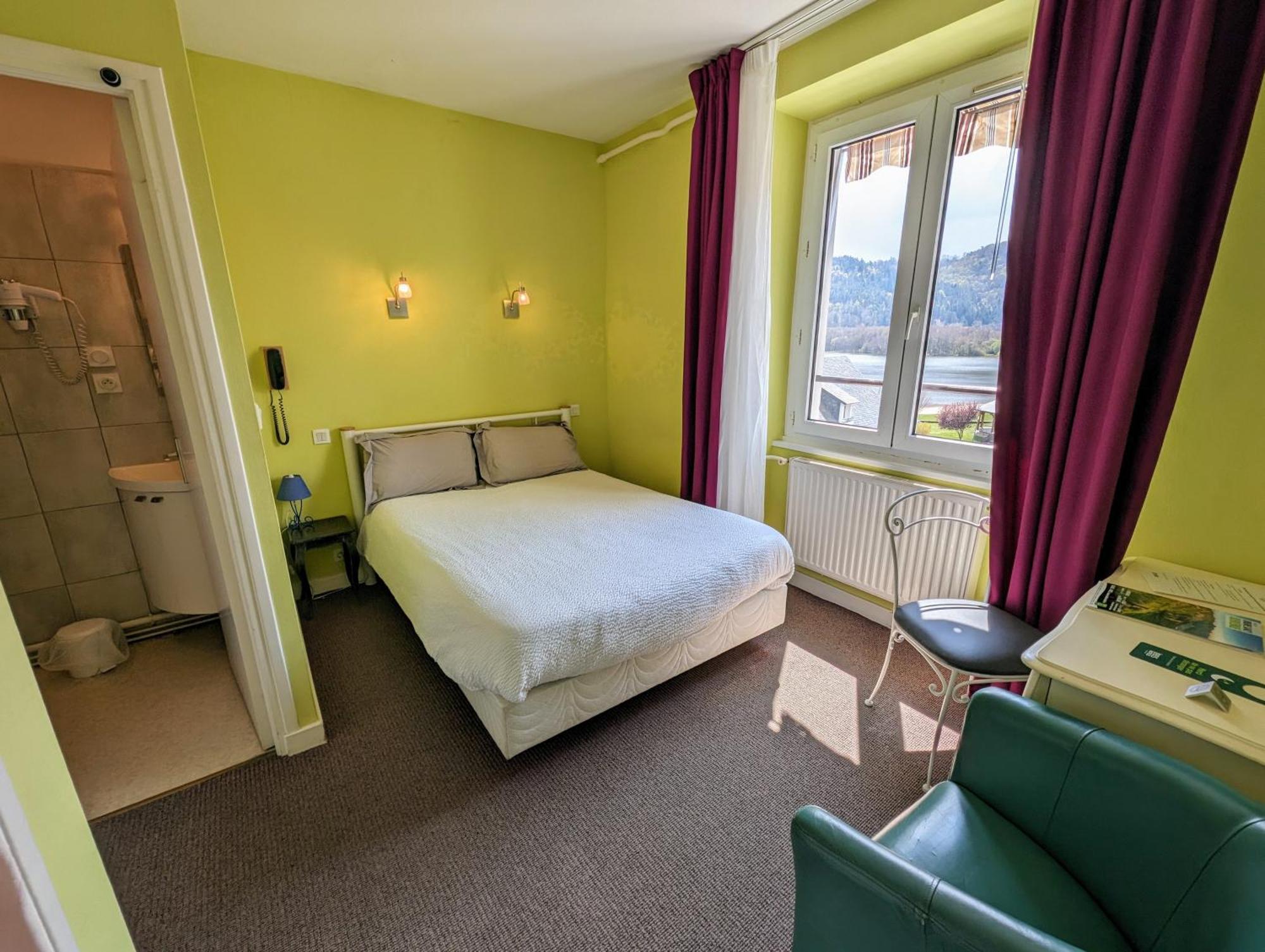 Logis Hotel Le Beau Site Chambon-sur-Lac Exteriör bild