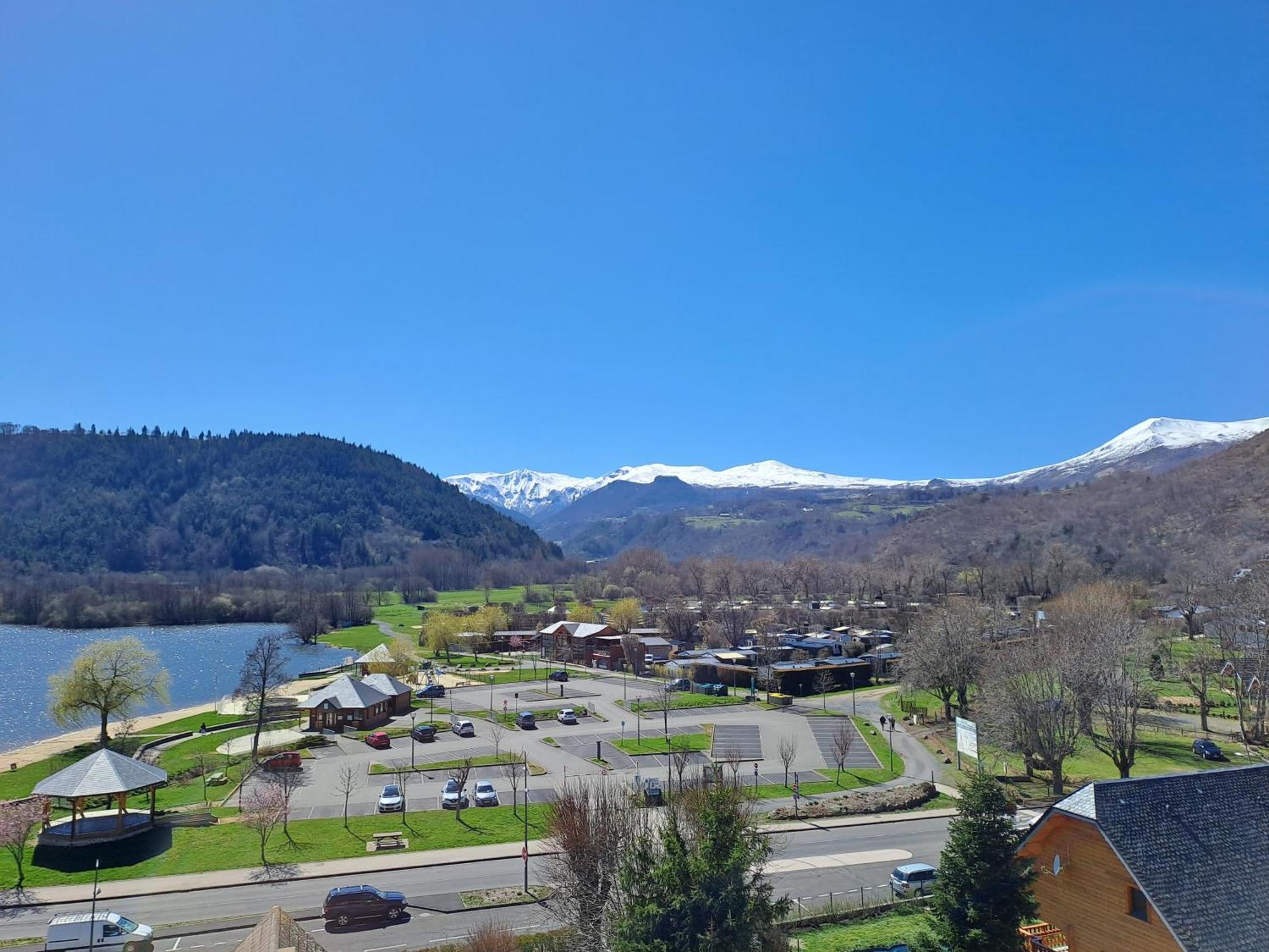 Logis Hotel Le Beau Site Chambon-sur-Lac Exteriör bild