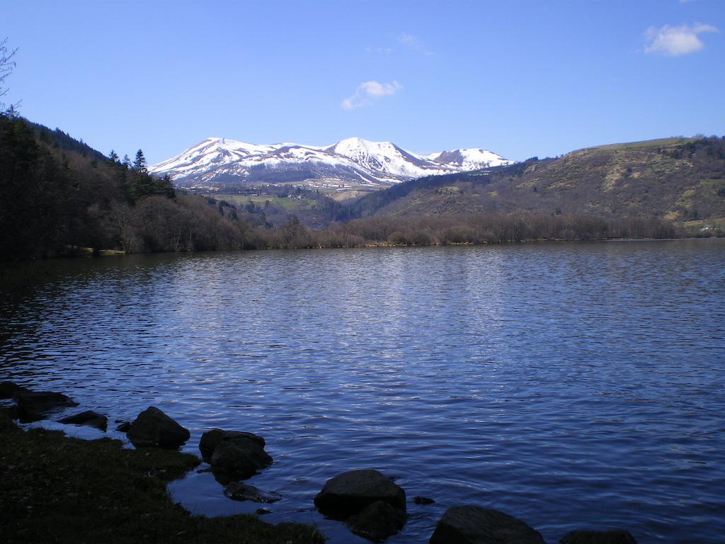 Logis Hotel Le Beau Site Chambon-sur-Lac Exteriör bild